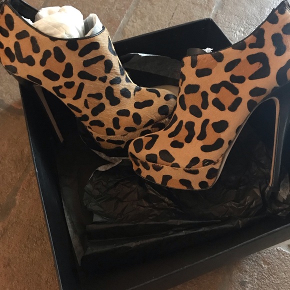 House of Harlow Natalia leopard haircalf booties - Picture 4 of 4